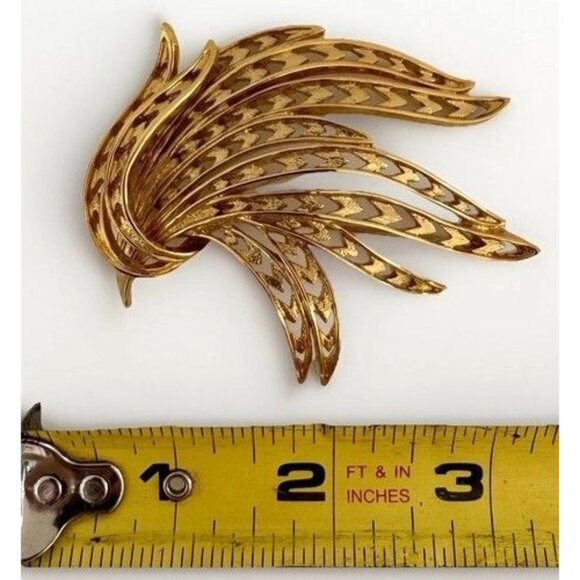 Vintage Monet Gold Tone Brooch 3 Inch Signed Openwork Leaf Spray Pin Jewelry - Picture 6 of 6